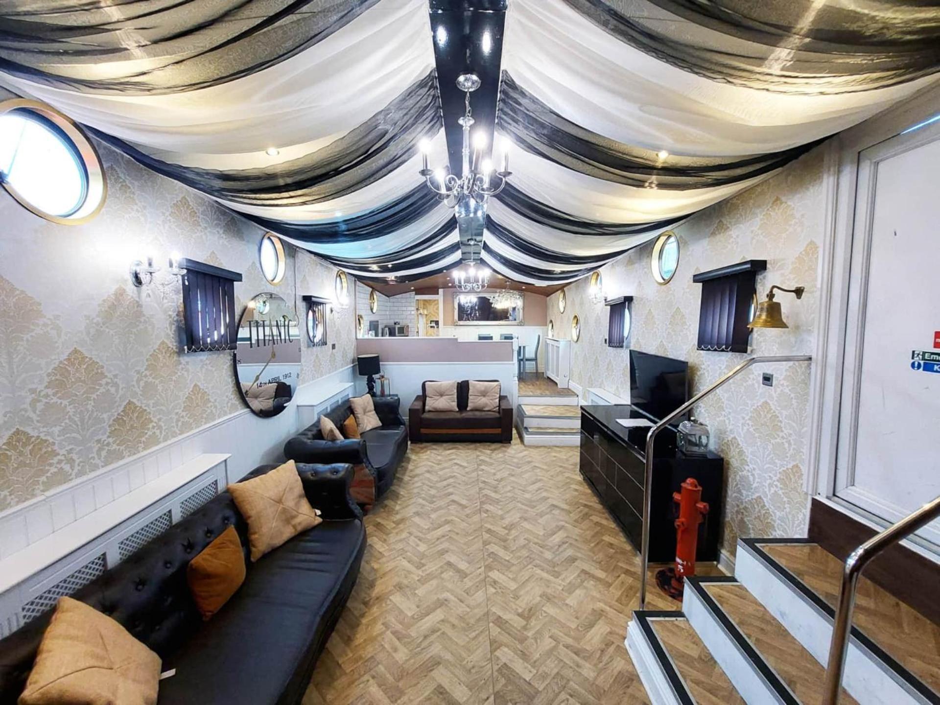 Titanic Boat Botel 5*